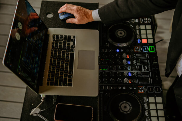 mobile djs and music producers doing music production